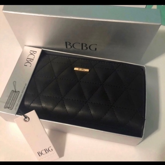 *SOLD* BCBG Wristlet / Clutch - Picture 4 of 7